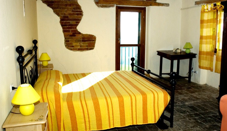 camera gialla, presso Casa Cante La Garbatina, monteporzio